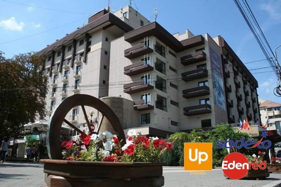 Hotel Rapsodia City Center Botoșani Bagian luar foto