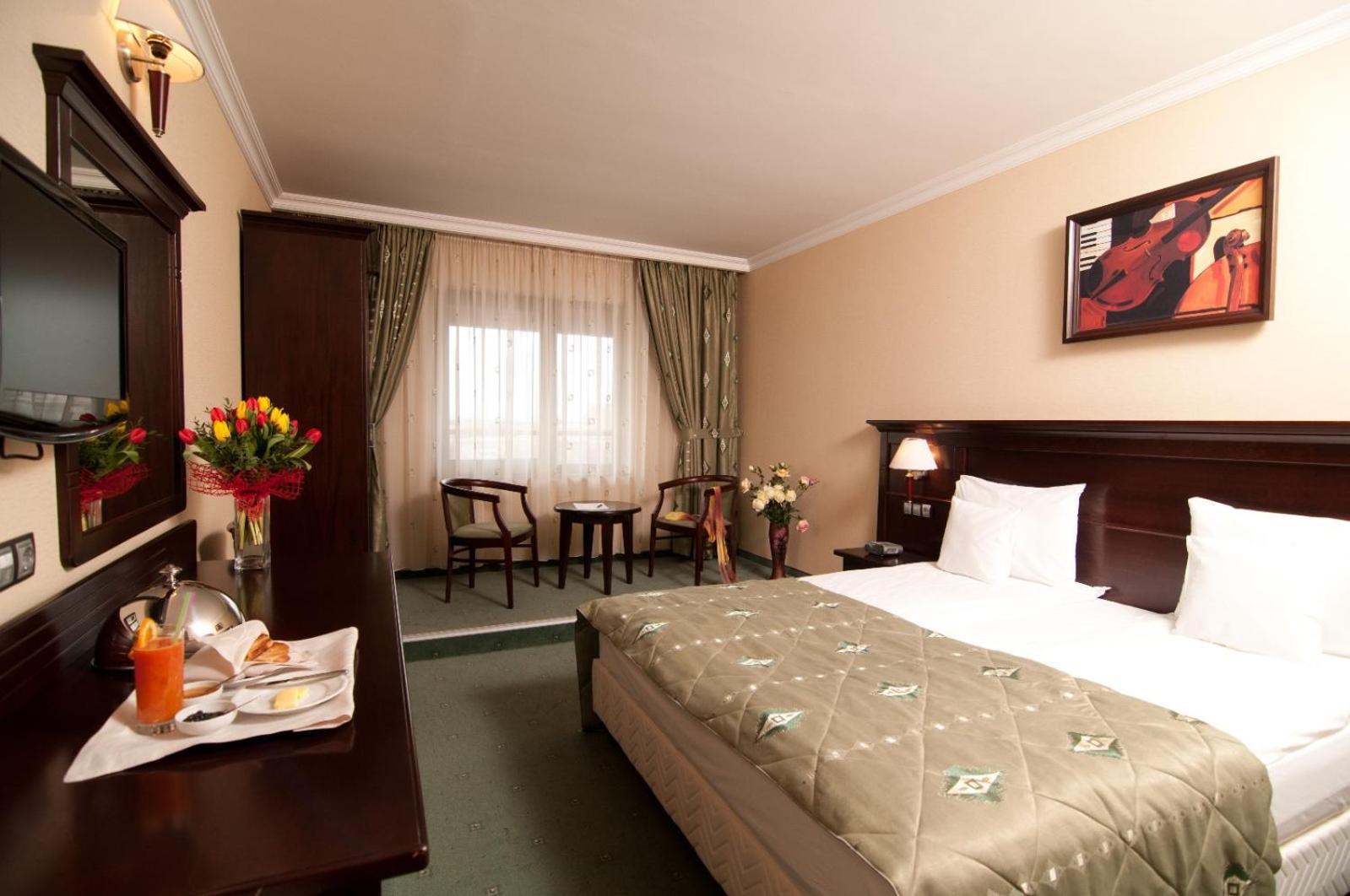 Hotel Rapsodia City Center Botoșani Bagian luar foto