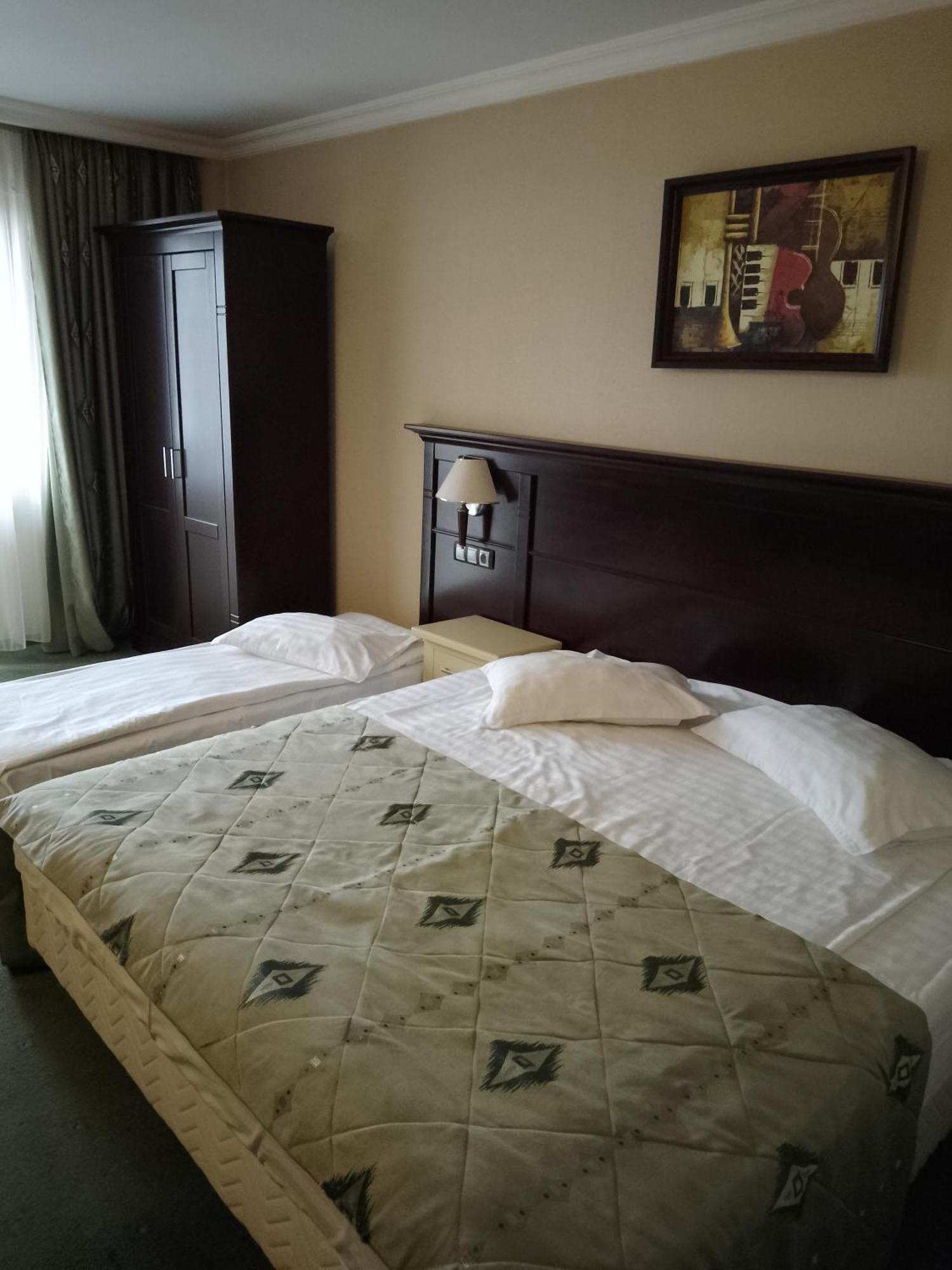 Hotel Rapsodia City Center Botoșani Bagian luar foto