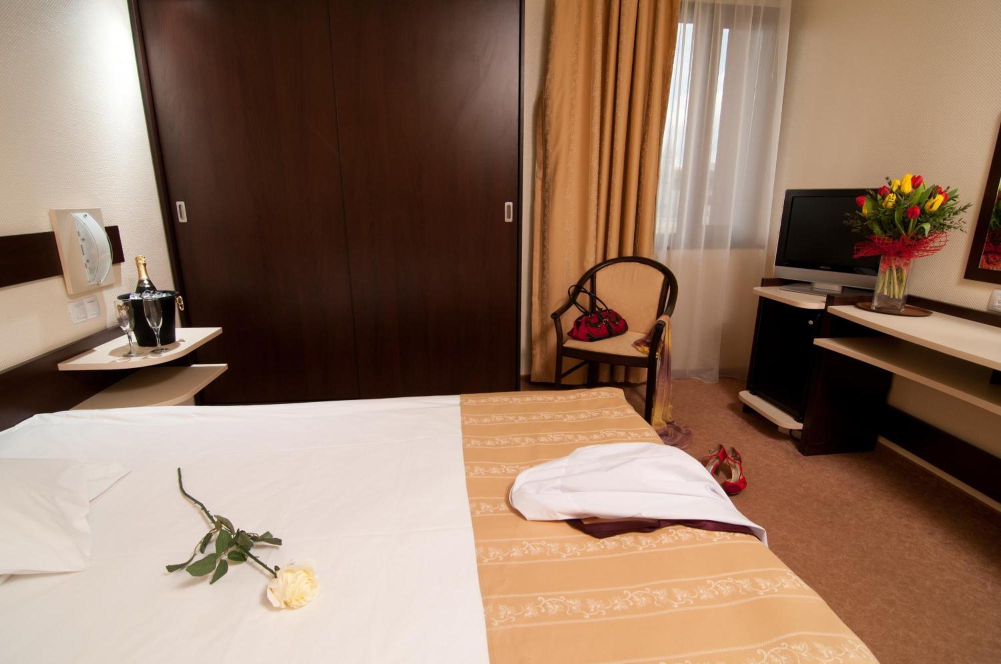 Hotel Rapsodia City Center Botoșani Bagian luar foto