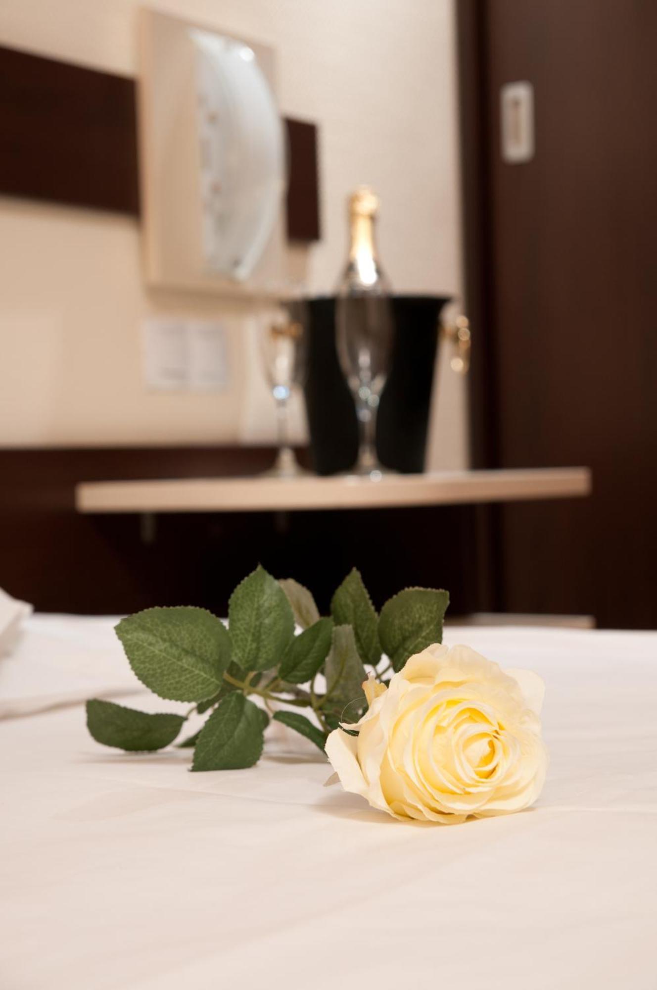 Hotel Rapsodia City Center Botoșani Bagian luar foto