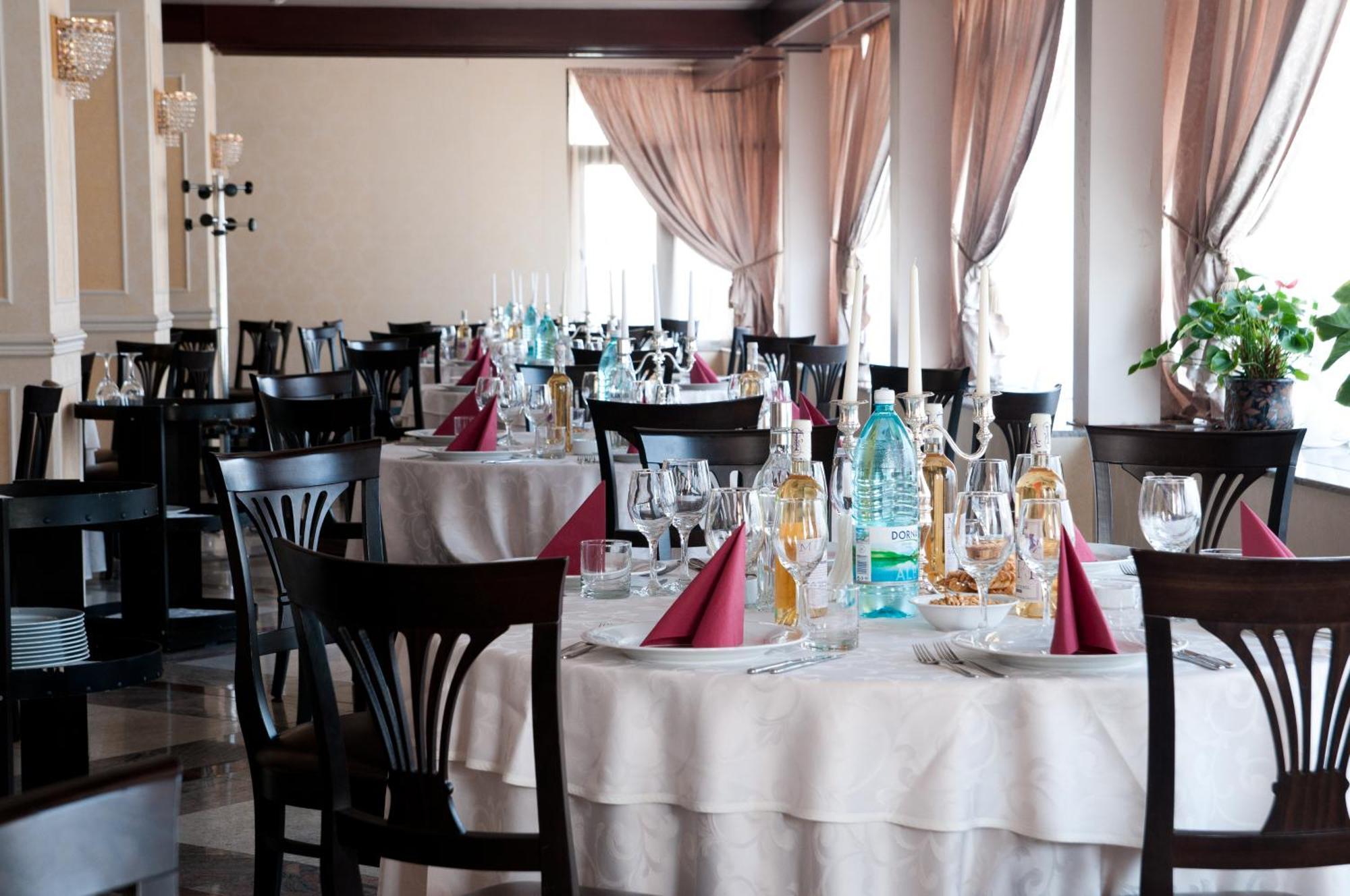 Hotel Rapsodia City Center Botoșani Bagian luar foto