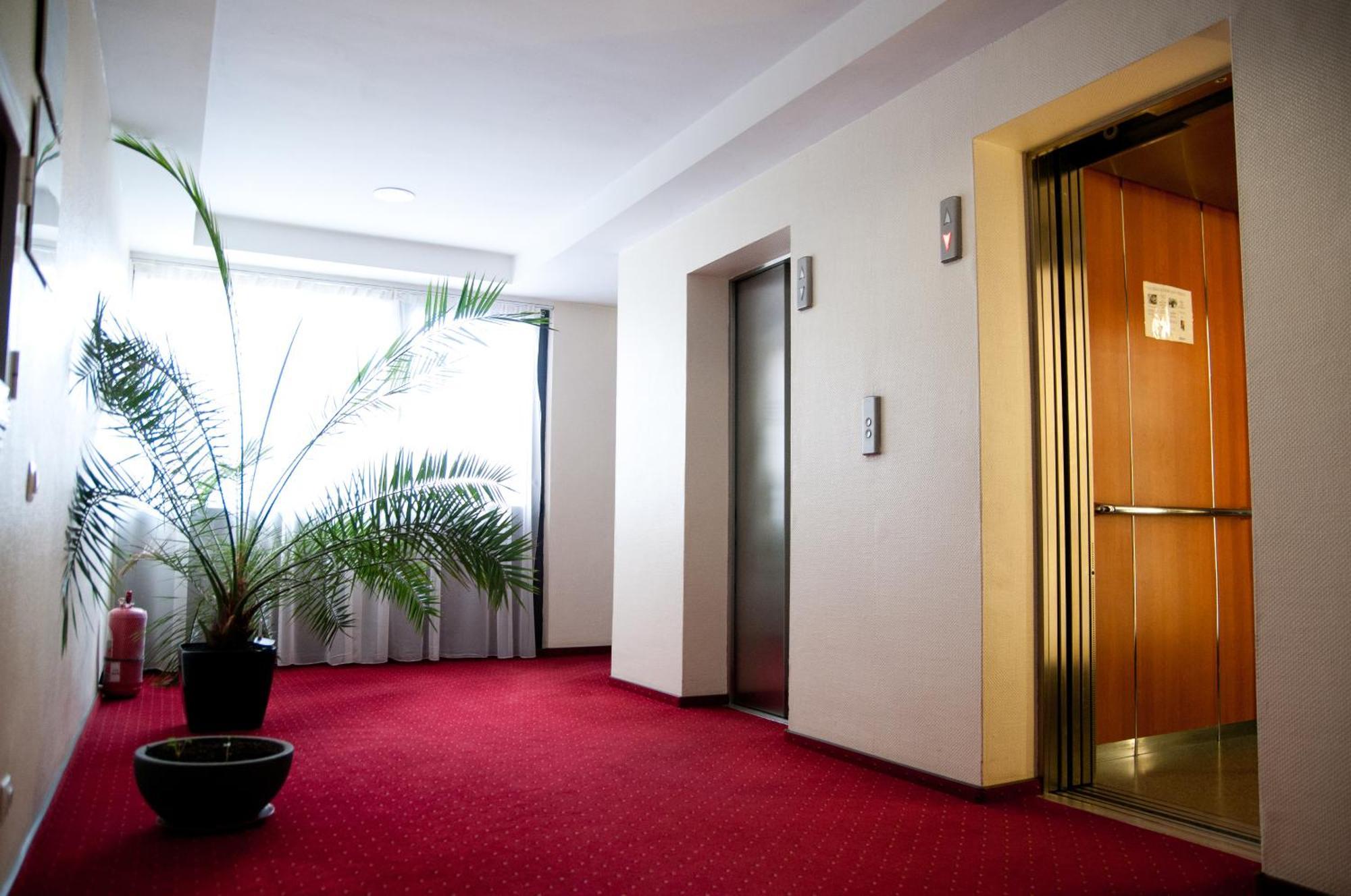 Hotel Rapsodia City Center Botoșani Bagian luar foto