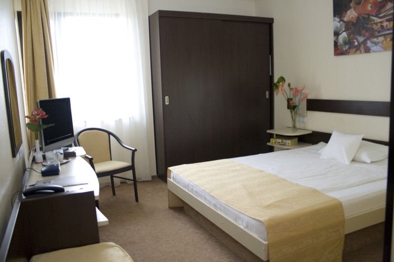 Hotel Rapsodia City Center Botoșani Bagian luar foto