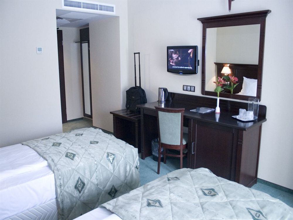Hotel Rapsodia City Center Botoșani Bagian luar foto