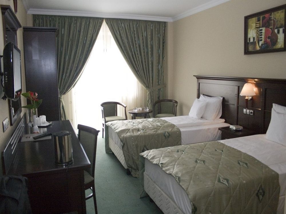 Hotel Rapsodia City Center Botoșani Bagian luar foto