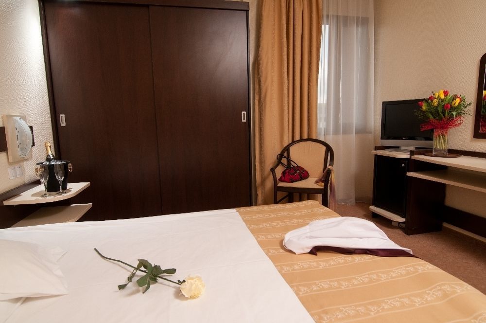 Hotel Rapsodia City Center Botoșani Bagian luar foto