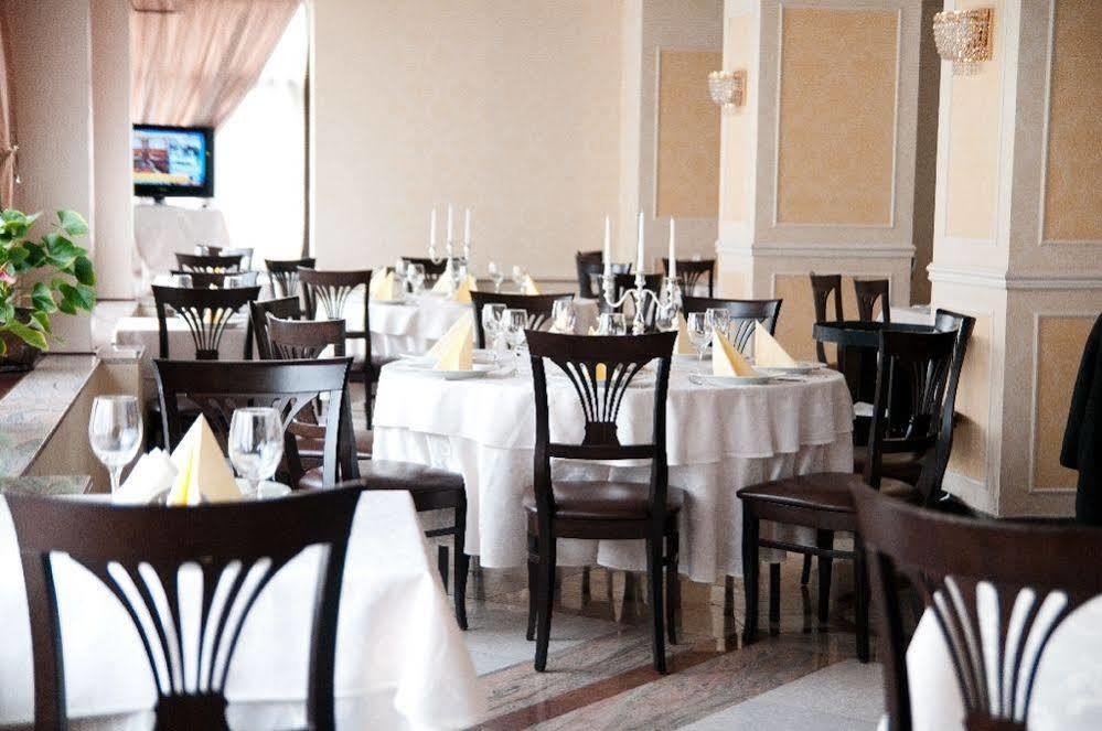 Hotel Rapsodia City Center Botoșani Bagian luar foto