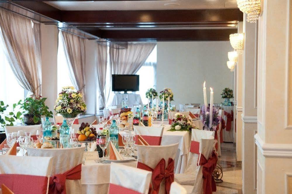 Hotel Rapsodia City Center Botoșani Bagian luar foto
