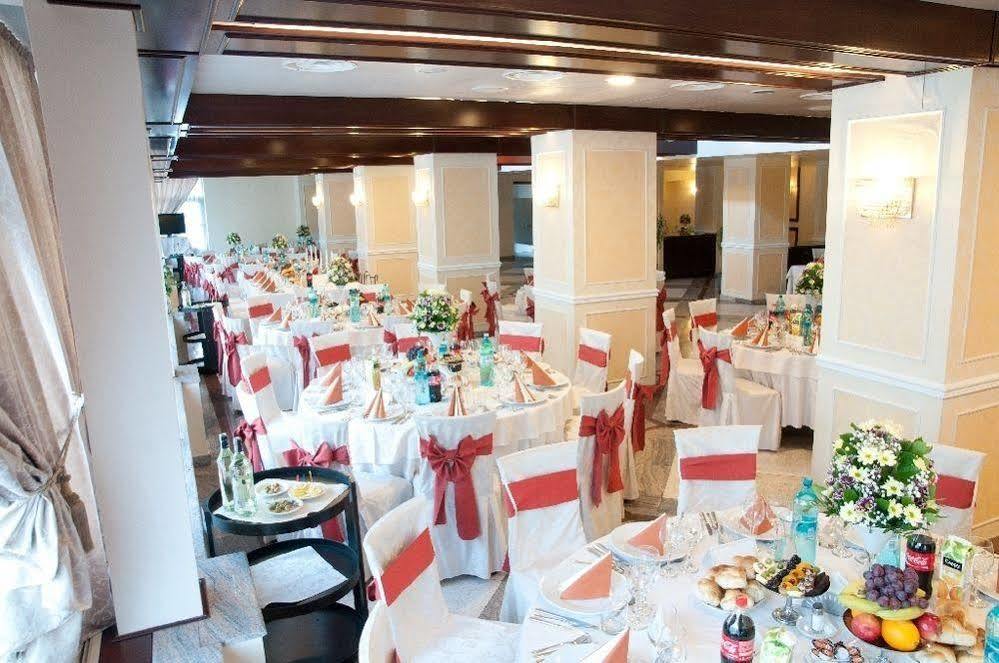 Hotel Rapsodia City Center Botoșani Bagian luar foto