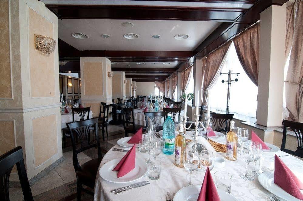 Hotel Rapsodia City Center Botoșani Bagian luar foto