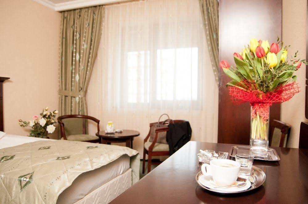 Hotel Rapsodia City Center Botoșani Bagian luar foto