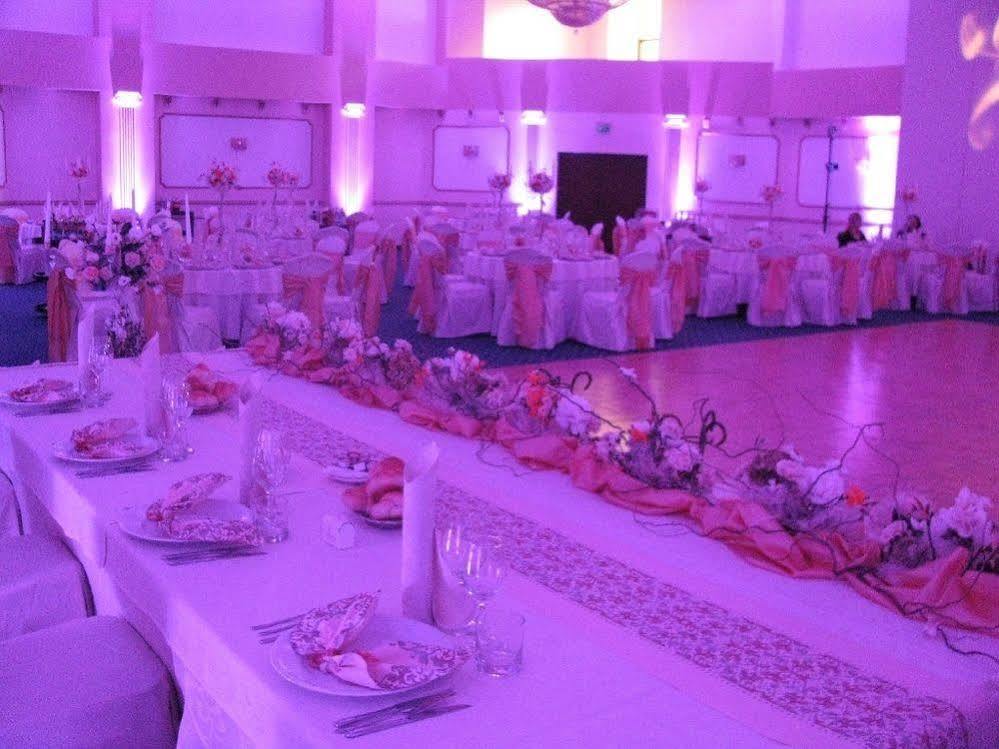 Hotel Rapsodia City Center Botoșani Bagian luar foto