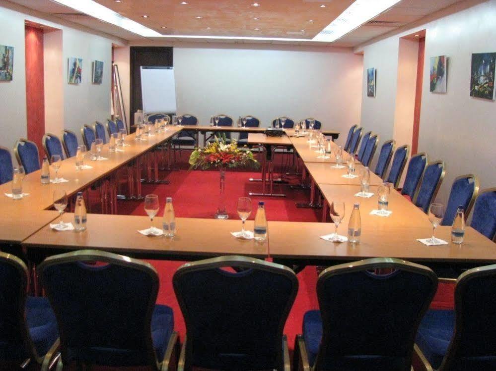 Hotel Rapsodia City Center Botoșani Bagian luar foto
