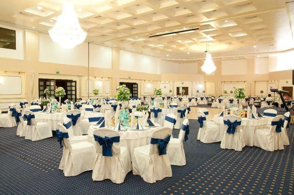 Hotel Rapsodia City Center Botoșani Bagian luar foto