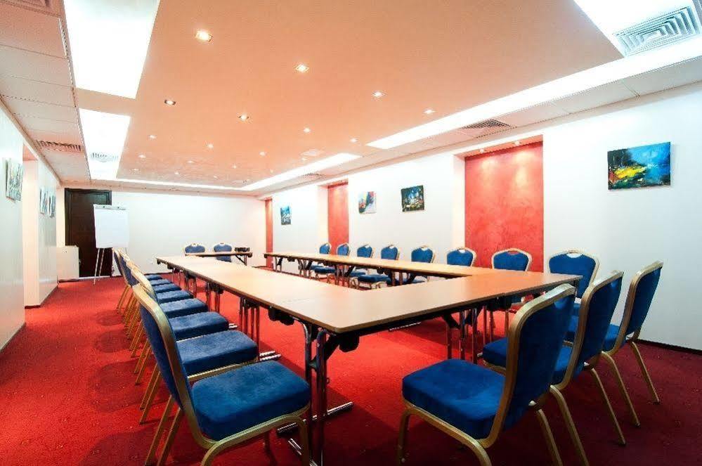 Hotel Rapsodia City Center Botoșani Bagian luar foto